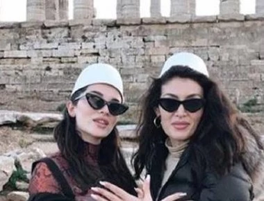 Ύβρις από Αλβανή τραγουδίστρια στο Ναό του Ποσειδώνα με τον αλβανικό αετό (φώτο-βίντεο)